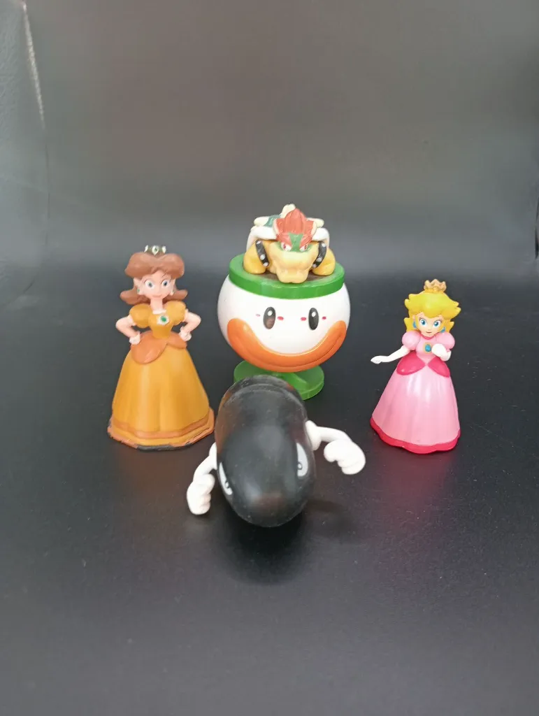Lot de 4 figurines Nintendo Super Mario – Bowser dans son Clown Car – Princesse Peach – Princesse Daisy – Bullet Bill noir – figurines en plastique coloré – collection univers Mario