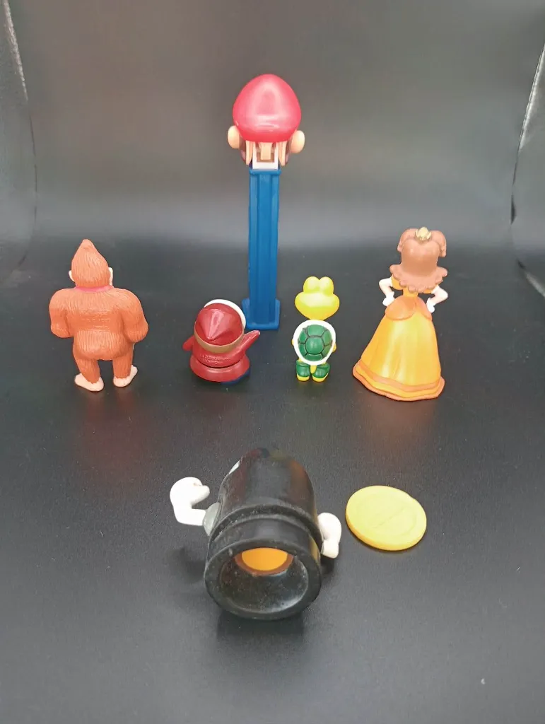 Lot Mario – tête Mario sur support bleu – Donkey Kong – Koopa jaune – Shy Guy rouge – Princesse Daisy – Bill Balle noir et pièce jaune – figurines en plastique