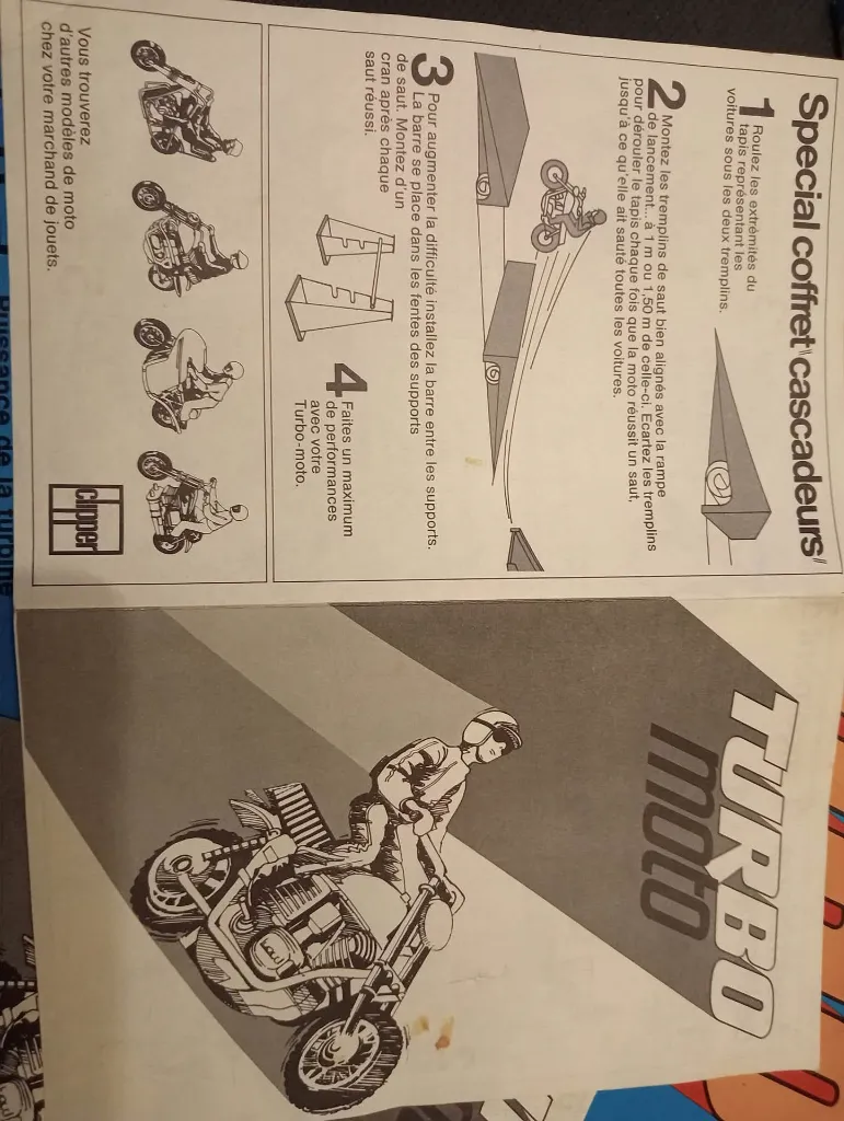 Jeu Turbo Moto Stunt Set Clipper vintage avec pompe à air, rampe noire, supports bleus et boîte d'origine, ensemble incomplet avec véhicule de cascade manquant