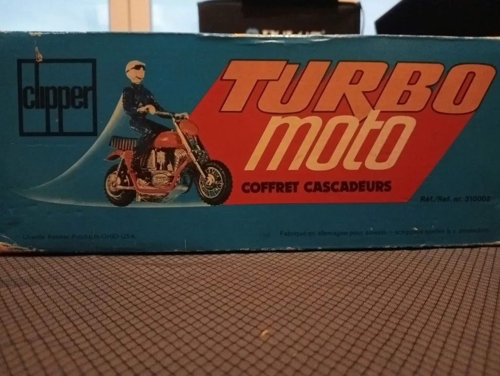 Jeu Turbo Moto Stunt Set Clipper vintage avec pompe à air, rampe noire, supports bleus et boîte d'origine, ensemble incomplet avec véhicule de cascade manquant