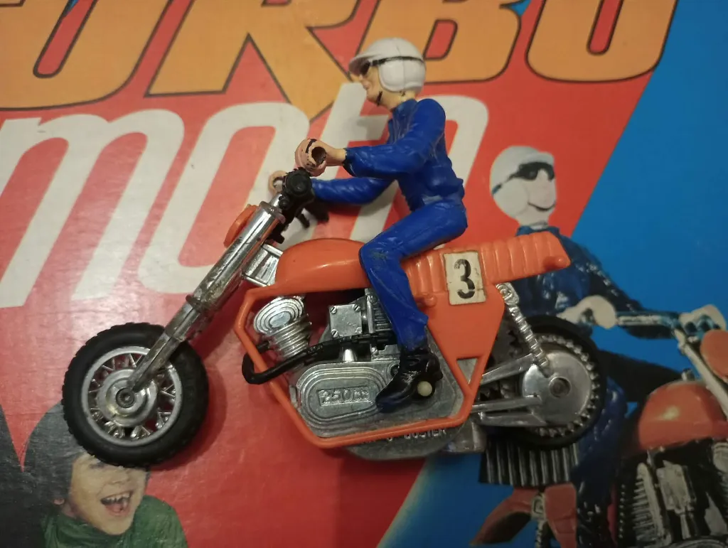 Jeu Turbo Moto Stunt Set Clipper vintage avec pompe à air, rampe noire, supports bleus et boîte d'origine, ensemble incomplet avec véhicule de cascade manquant