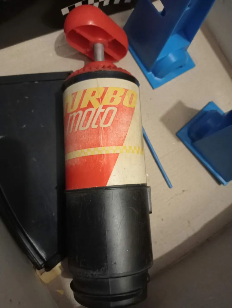 Jeu Turbo Moto Stunt Set Clipper vintage avec pompe à air, rampe noire, supports bleus et boîte d'origine, ensemble incomplet avec véhicule de cascade manquant
