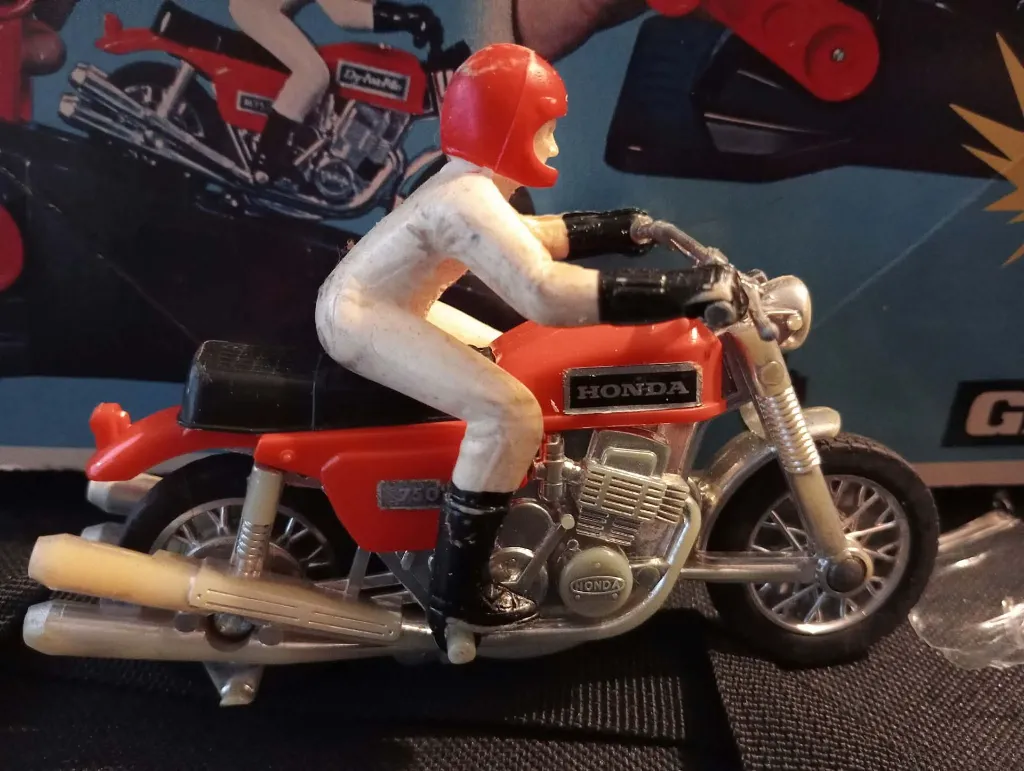 GAMA 3050 Teufelsfahrer Kaskadeur Honda 750 – coffret de cascade vintage – pompe de propulsion – rampe de saut – notice d'origine – boîte illustrée – jeu GAMA avec moto cascadeuse