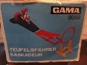 GAMA 3050 Teufelsfahrer Kaskadeur Honda 750 – coffret de cascade vintage – pompe de propulsion – rampe de saut – notice d'origine – boîte illustrée – jeu GAMA avec moto cascadeuse