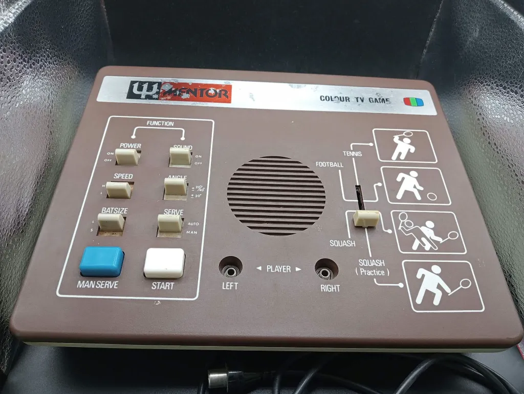 Console Mentor Colour TV Game – console de jeux vidéo vintage – boîte d’origine présente – câble TV visible – manettes absentes – alimentation 9 Volts DC absente
