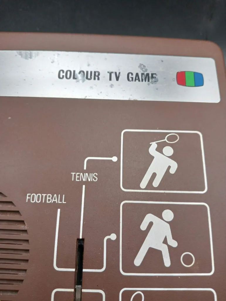 Console Mentor Colour TV Game – console de jeux vidéo vintage – boîte d’origine présente – câble TV visible – manettes absentes – alimentation 9 Volts DC absente