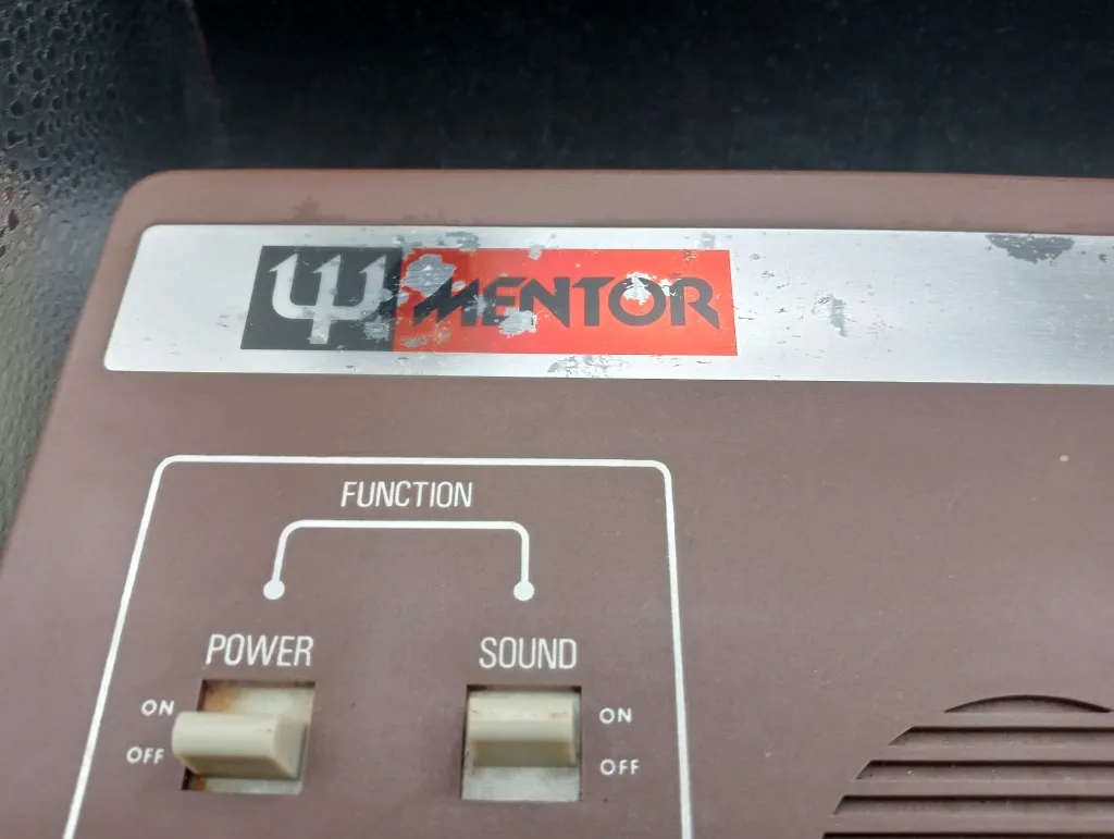 Console Mentor Colour TV Game – console de jeux vidéo vintage – boîte d’origine présente – câble TV visible – manettes absentes – alimentation 9 Volts DC absente