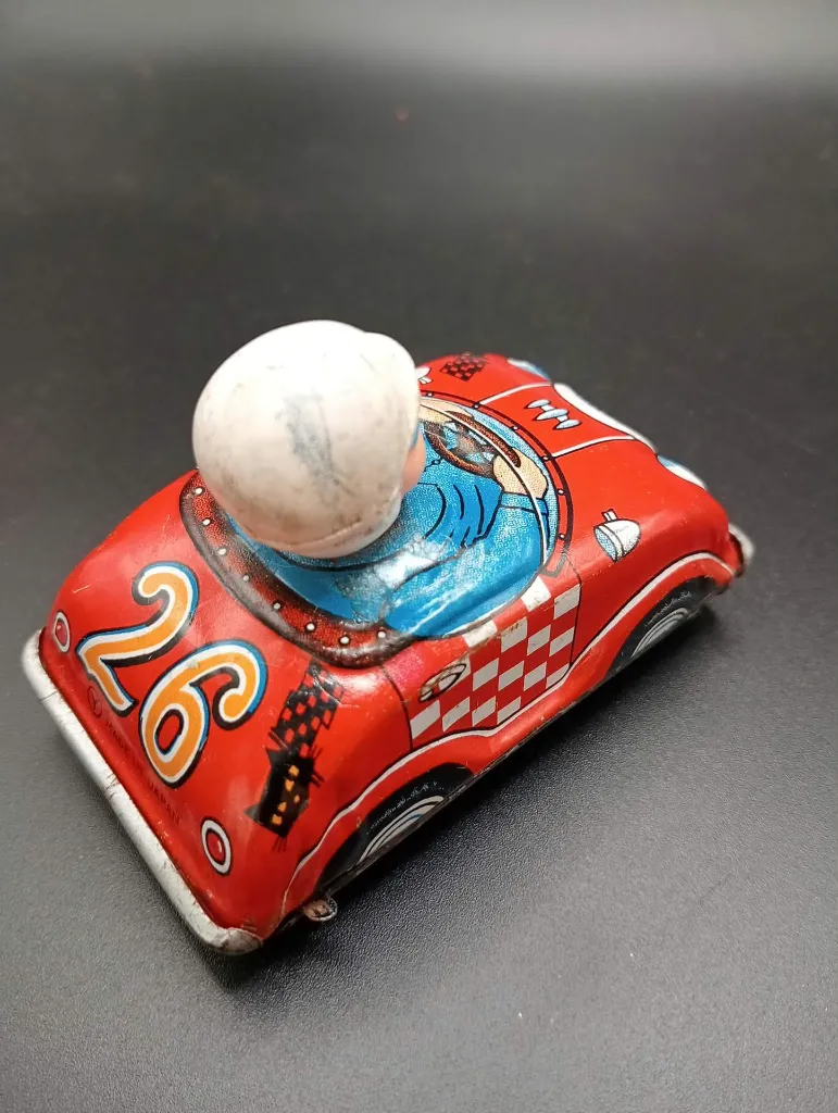Voiture de course Sanko numéro 26 en tôle lithographiée Made in Japan avec pilote casqué et mécanisme à clé, jouet vintage de collection