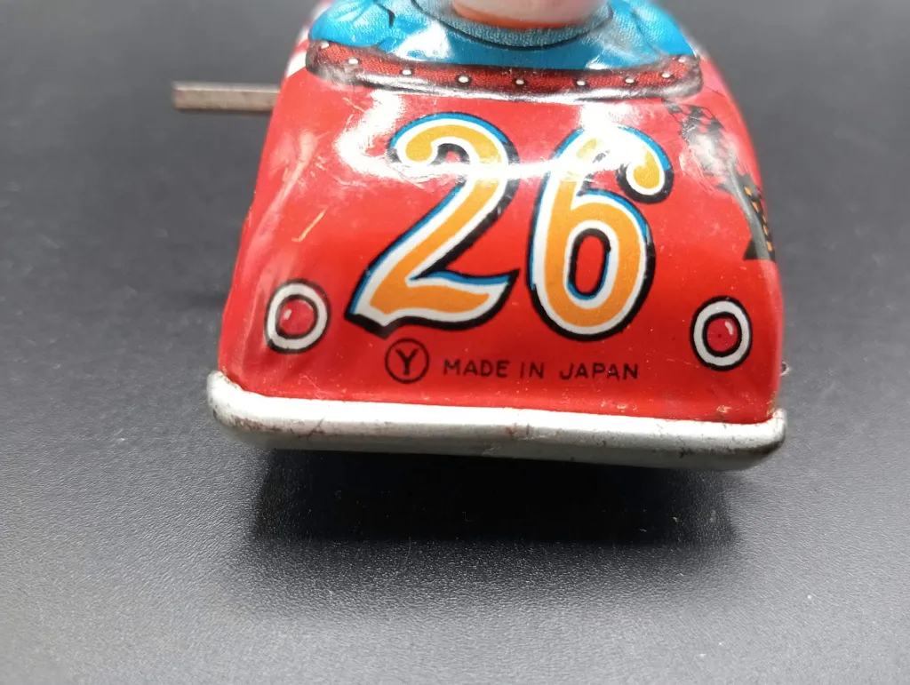 Voiture de course Sanko numéro 26 en tôle lithographiée Made in Japan avec pilote casqué et mécanisme à clé, jouet vintage de collection