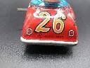 Voiture de course Sanko numéro 26 en tôle lithographiée Made in Japan avec pilote casqué et mécanisme à clé, jouet vintage de collection