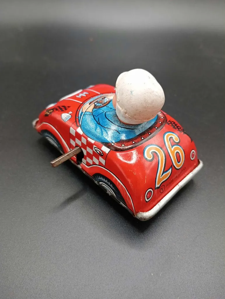 Voiture de course Sanko numéro 26 en tôle lithographiée Made in Japan avec pilote casqué et mécanisme à clé, jouet vintage de collection