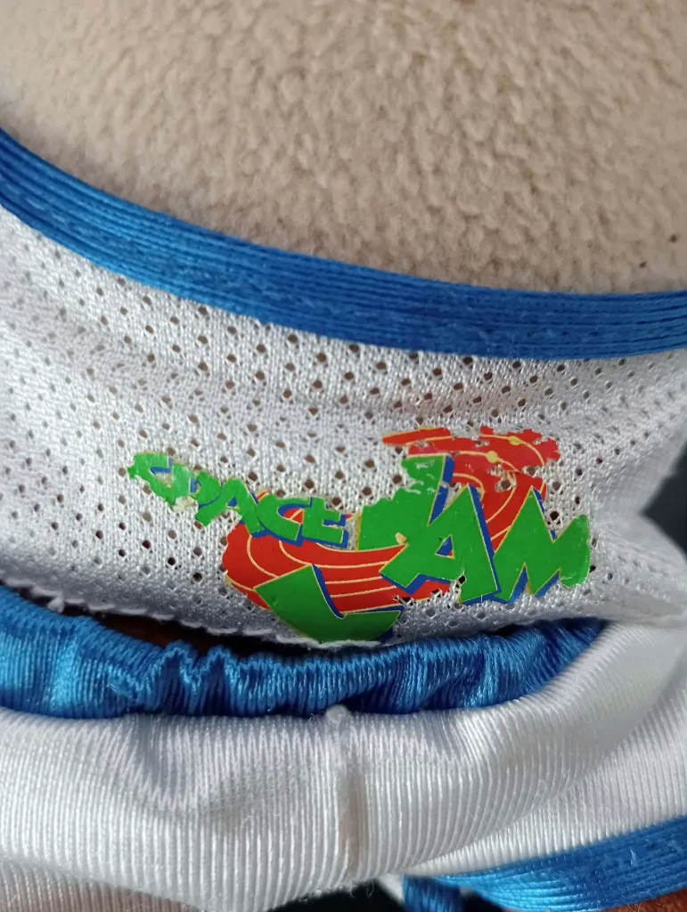 Peluche Taz Space Jam 1996 Warner Bros et McDonald's avec maillot de basket blanc et bleu, étiquette d'origine présente