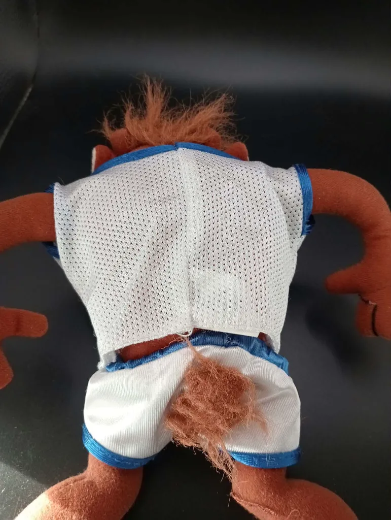 Peluche Taz Space Jam 1996 Warner Bros et McDonald's avec maillot de basket blanc et bleu, étiquette d'origine présente