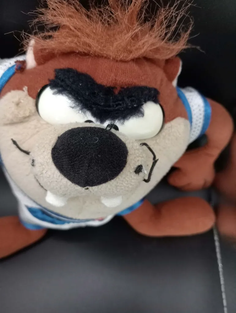 Peluche Taz Space Jam 1996 Warner Bros et McDonald's avec maillot de basket blanc et bleu, étiquette d'origine présente