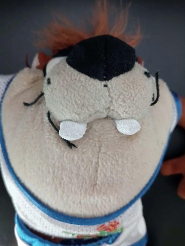 Peluche Taz Space Jam 1996 Warner Bros et McDonald's avec maillot de basket blanc et bleu, étiquette d'origine présente