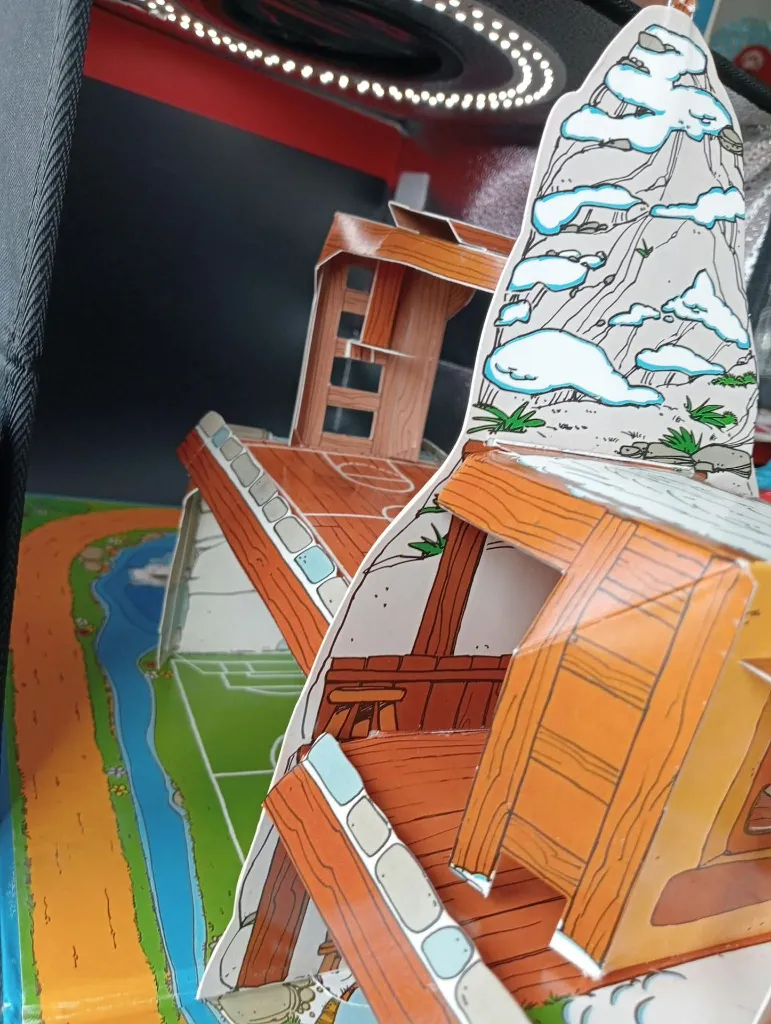 Schtroumpforama Pop-Up n°2 – Schleich 41102 – 1983 – aire de jeux Sport-Stadion – décor cartonné dépliant – sans figurines – boîte d’origine usée
