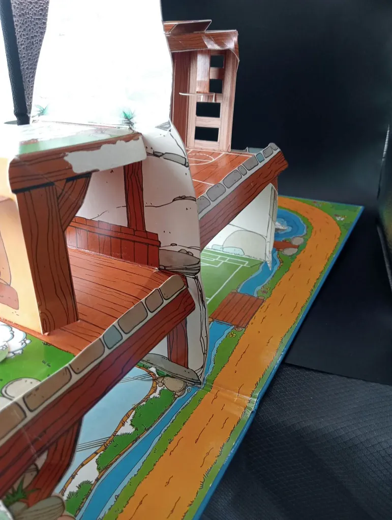 Schtroumpforama Pop-Up n°2 – Schleich 41102 – 1983 – aire de jeux Sport-Stadion – décor cartonné dépliant – sans figurines – boîte d’origine usée