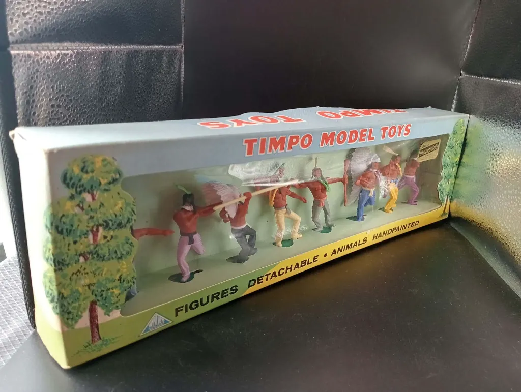 Coffret vintage TIMPO TOYS Made in England avec figurines détachables peintes représentant des personnages du Far West et boîte vitrine d’origine