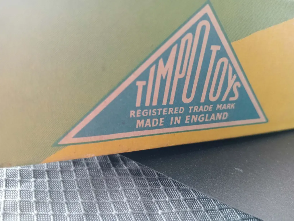 Coffret vintage TIMPO TOYS Made in England avec figurines détachables peintes représentant des personnages du Far West et boîte vitrine d’origine