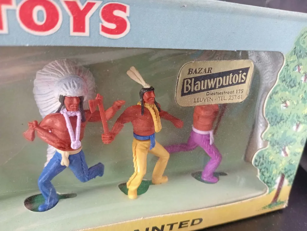 Coffret vintage TIMPO TOYS Made in England avec figurines détachables peintes représentant des personnages du Far West et boîte vitrine d’origine