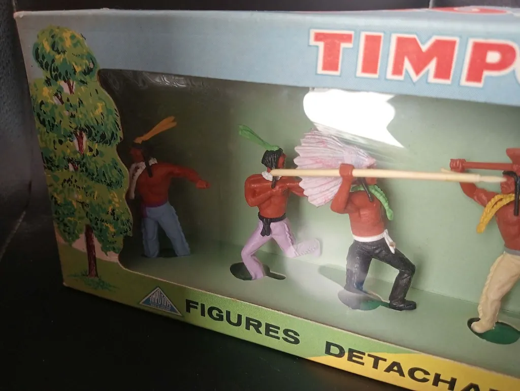 Coffret vintage TIMPO TOYS Made in England avec figurines détachables peintes représentant des personnages du Far West et boîte vitrine d’origine