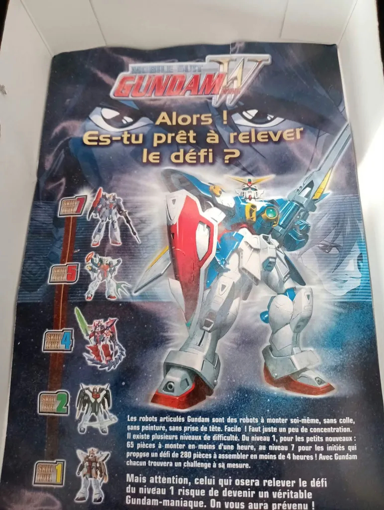 Gundam Deathscythe XXXG-01D Bandai 1995 à l’échelle 1/144, maquette montée avec faux, bouclier, boîte et notice d’origine