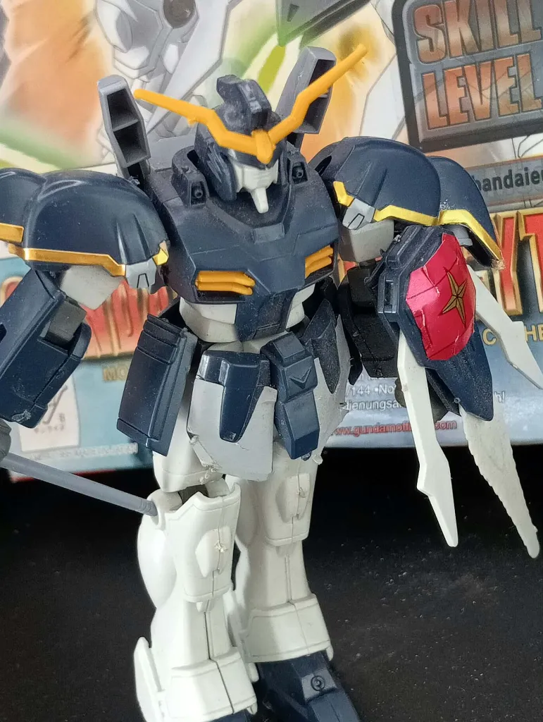 Gundam Deathscythe XXXG-01D Bandai 1995 à l’échelle 1/144, maquette montée avec faux, bouclier, boîte et notice d’origine