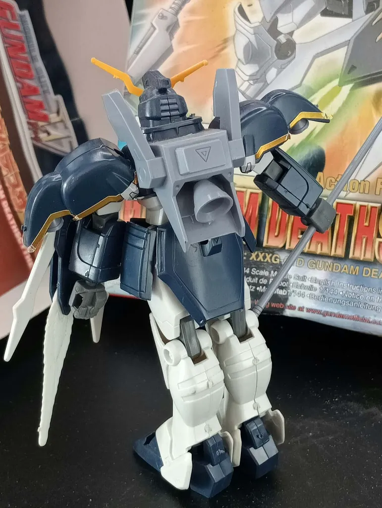 Gundam Deathscythe XXXG-01D Bandai 1995 à l’échelle 1/144, maquette montée avec faux, bouclier, boîte et notice d’origine