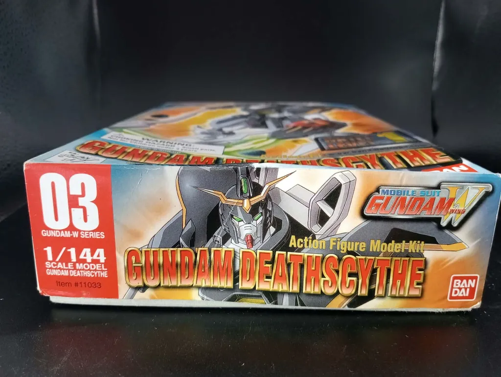 Gundam Deathscythe XXXG-01D Bandai 1995 à l’échelle 1/144, maquette montée avec faux, bouclier, boîte et notice d’origine