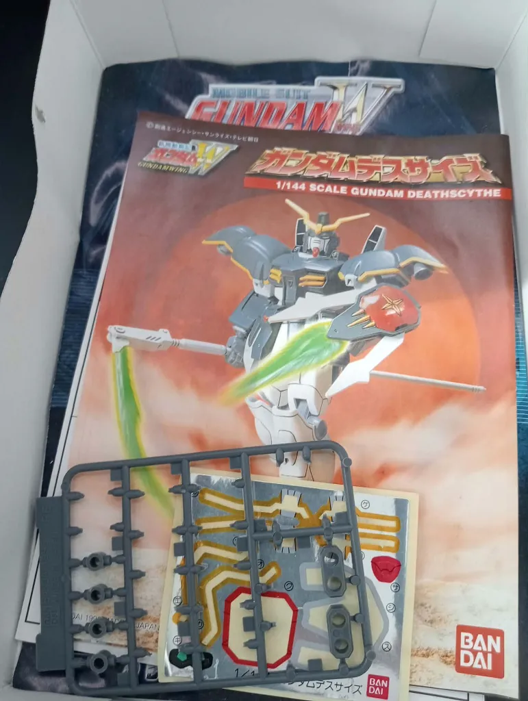 Gundam Deathscythe XXXG-01D Bandai 1995 à l’échelle 1/144, maquette montée avec faux, bouclier, boîte et notice d’origine