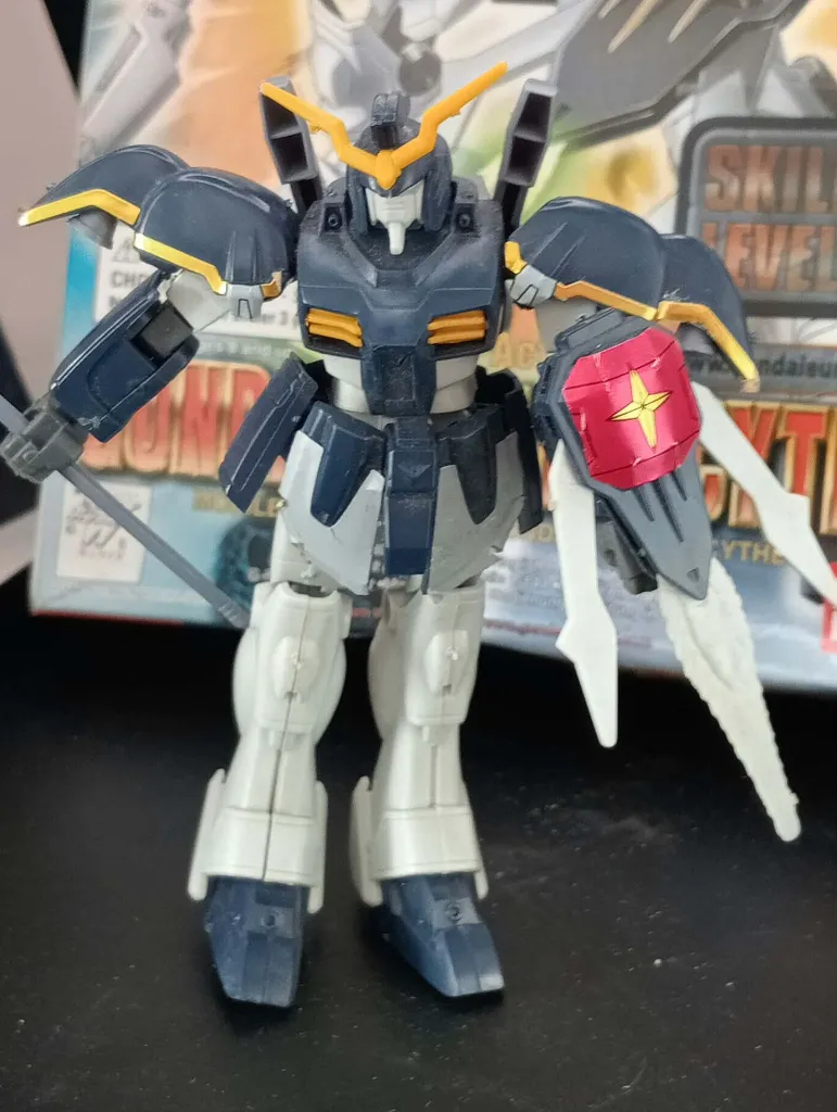 Gundam Deathscythe XXXG-01D Bandai 1995 à l’échelle 1/144, maquette montée avec faux, bouclier, boîte et notice d’origine