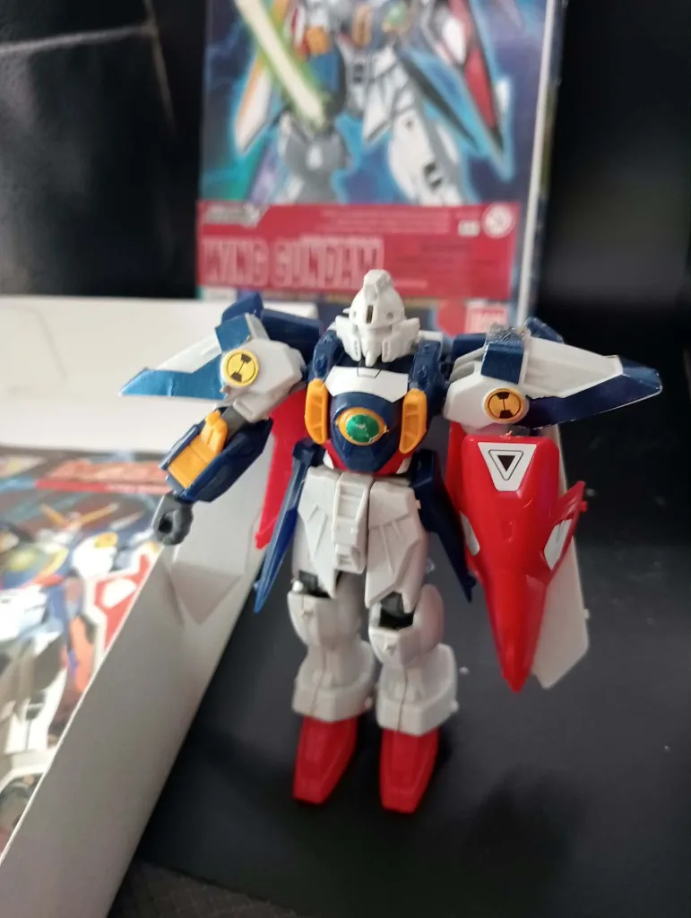 Kit épave Wing Gundam XXXG-01W Bandai 1995 à l’échelle 1/144, maquette montée incomplète avec bouclier et boîte d’origine, pour pièces, custom ou restauration
