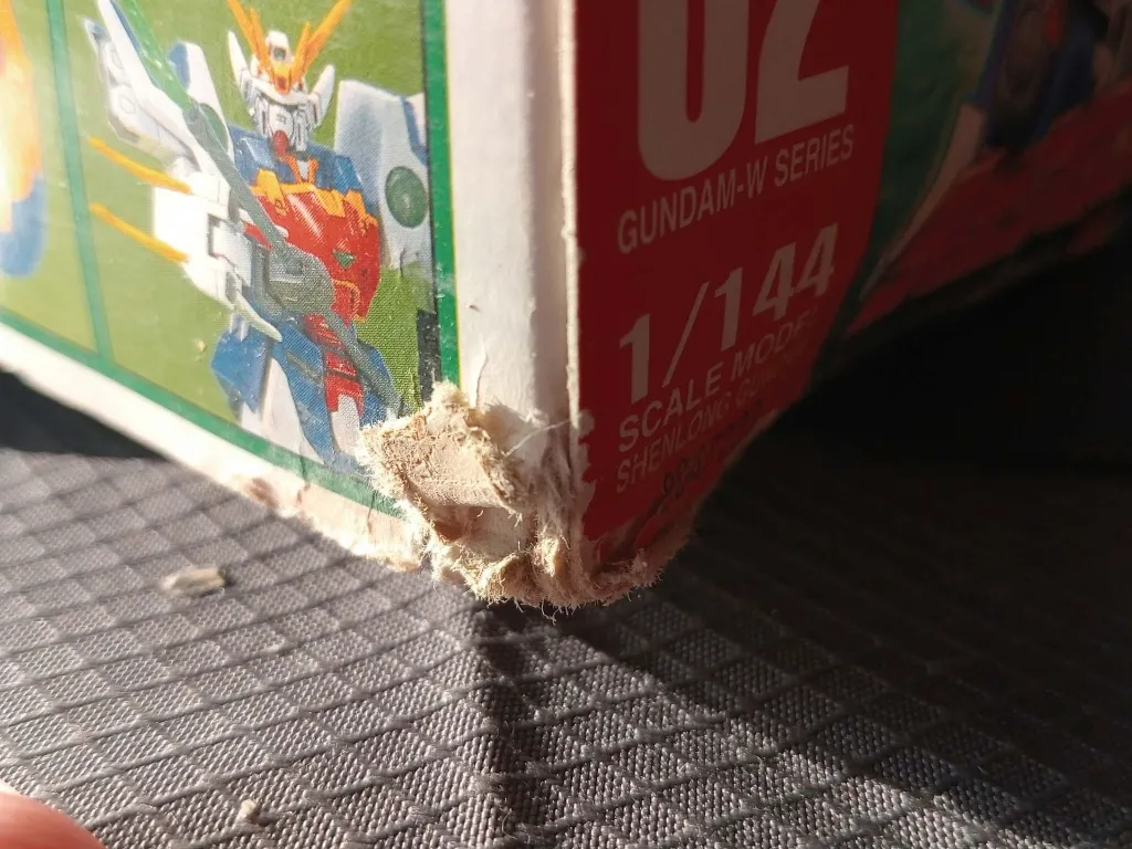 Kit épave Shenlong Gundam XXXG-01S Bandai 1995 échelle 1/144, figurine montée incomplète et endommagée avec antenne cassée et boîte d’origine abîmée