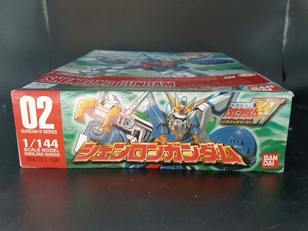 Kit épave Shenlong Gundam XXXG-01S Bandai 1995 échelle 1/144, figurine montée incomplète et endommagée avec antenne cassée et boîte d’origine abîmée