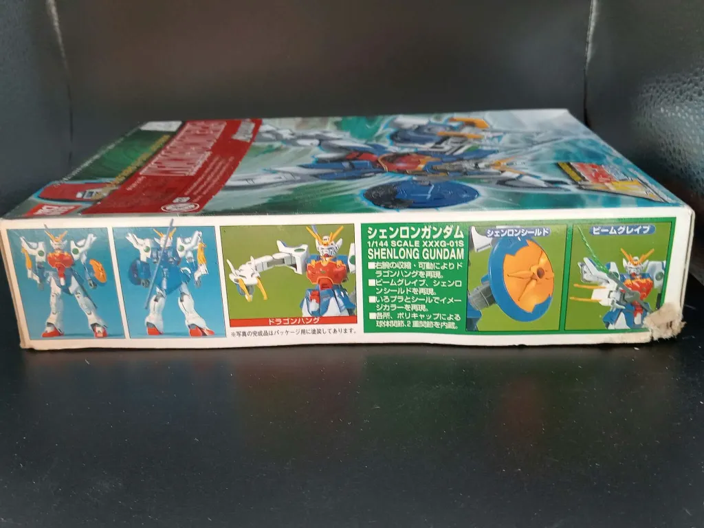 Kit épave Shenlong Gundam XXXG-01S Bandai 1995 échelle 1/144, figurine montée incomplète et endommagée avec antenne cassée et boîte d’origine abîmée