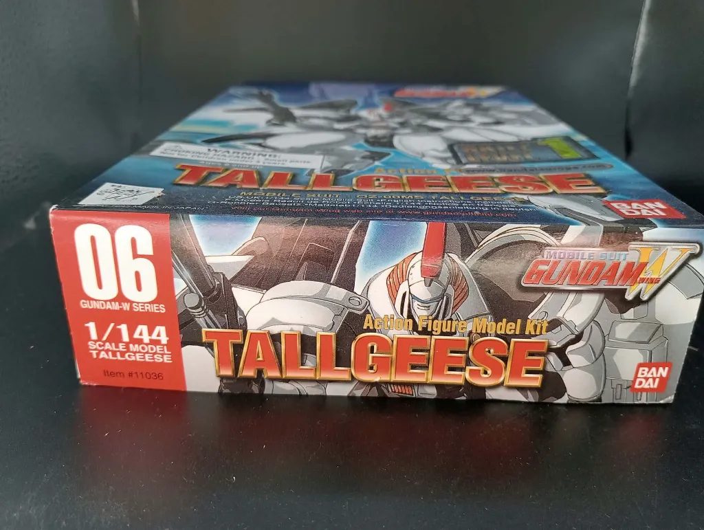 Maquette Tallgeese OZ-00MS Gundam Wing Bandai 1995 échelle 1/144 montée avec canon, bouclier, boîte, notice et pièces restantes sur grappes