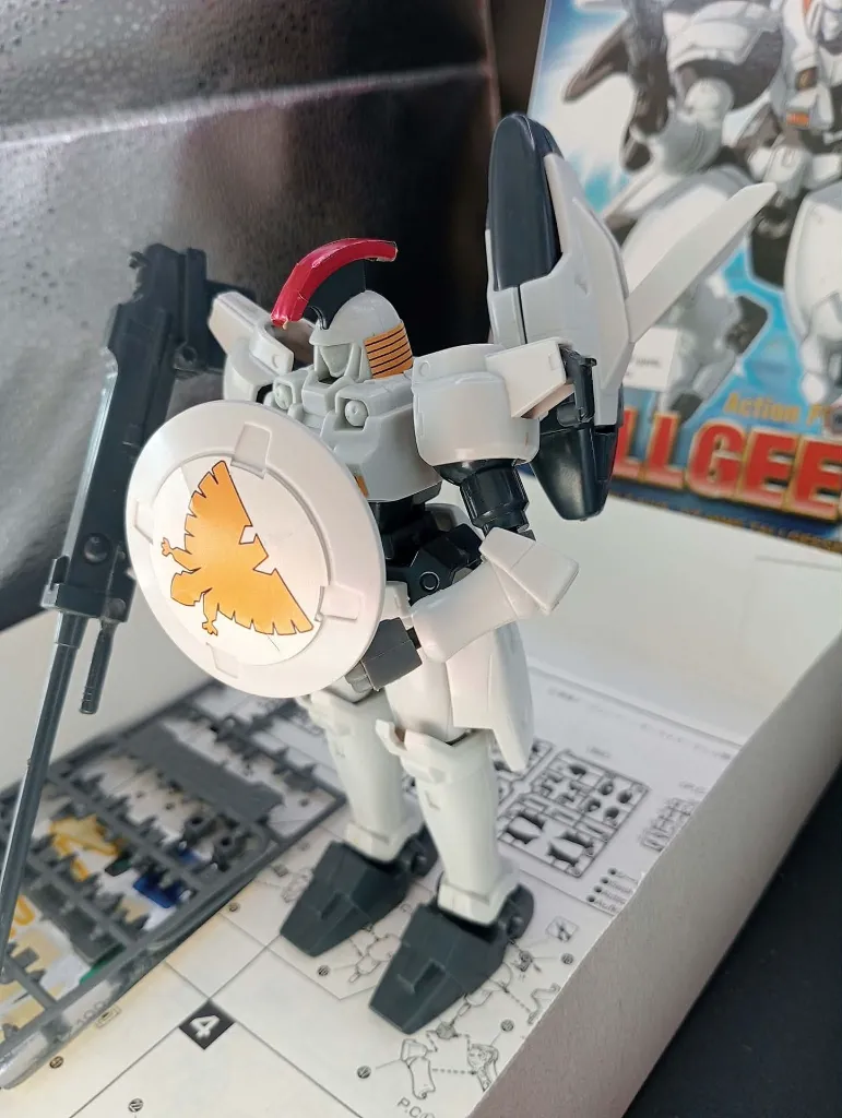 Maquette Tallgeese OZ-00MS Gundam Wing Bandai 1995 échelle 1/144 montée avec canon, bouclier, boîte, notice et pièces restantes sur grappes