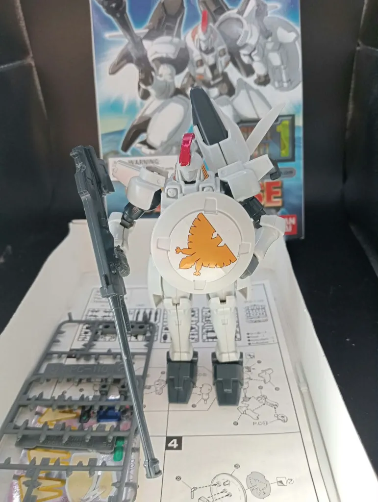 Maquette Tallgeese OZ-00MS Gundam Wing Bandai 1995 échelle 1/144 montée avec canon, bouclier, boîte, notice et pièces restantes sur grappes