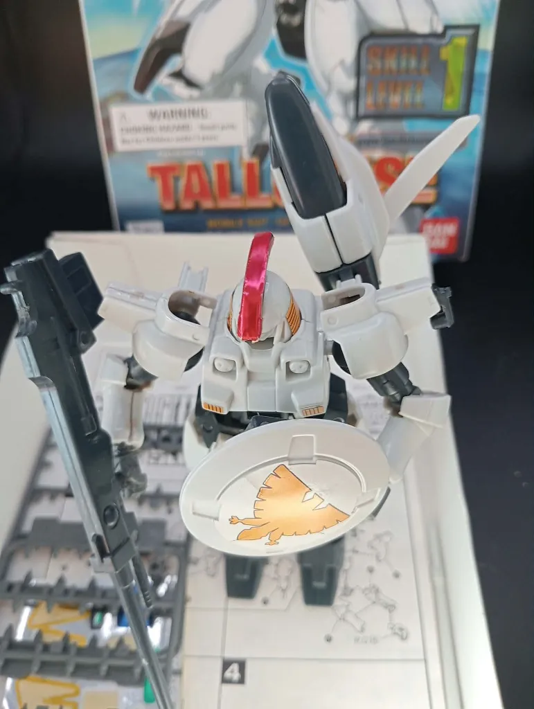 Maquette Tallgeese OZ-00MS Gundam Wing Bandai 1995 échelle 1/144 montée avec canon, bouclier, boîte, notice et pièces restantes sur grappes