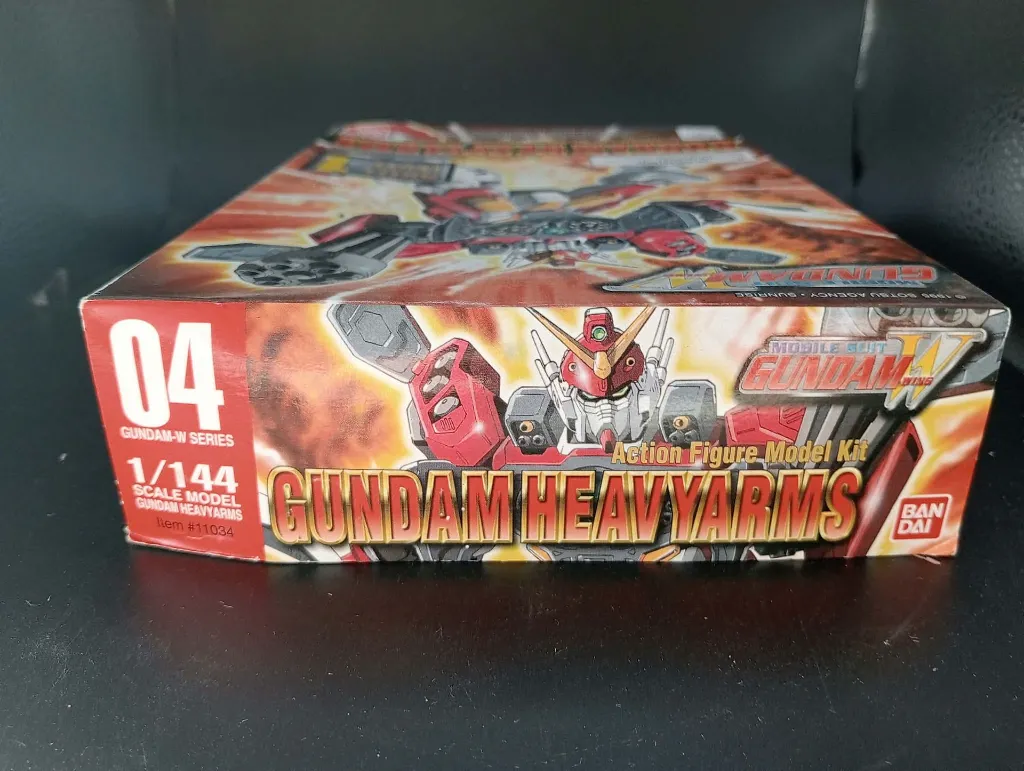 Gundam Heavyarms XXXG-01H Bandai 1995 à l’échelle 1/144, maquette montée en boîte avec petite cassure sur l’emblème jaune de la tête