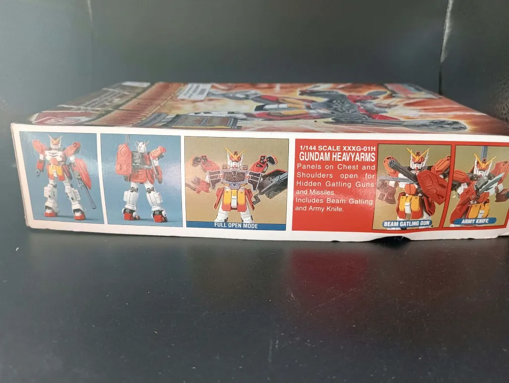 Gundam Heavyarms XXXG-01H Bandai 1995 à l’échelle 1/144, maquette montée en boîte avec petite cassure sur l’emblème jaune de la tête