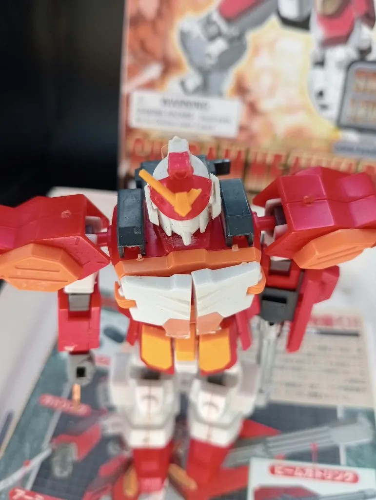 Gundam Heavyarms XXXG-01H Bandai 1995 à l’échelle 1/144, maquette montée en boîte avec petite cassure sur l’emblème jaune de la tête