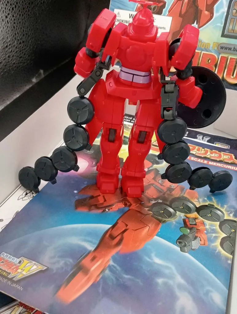 Maquette Gundam Mercurius OZ-13MSX2 Bandai 1995 échelle 1/144, montée en rouge avec arme, bouclier, boîte et notice d’origine