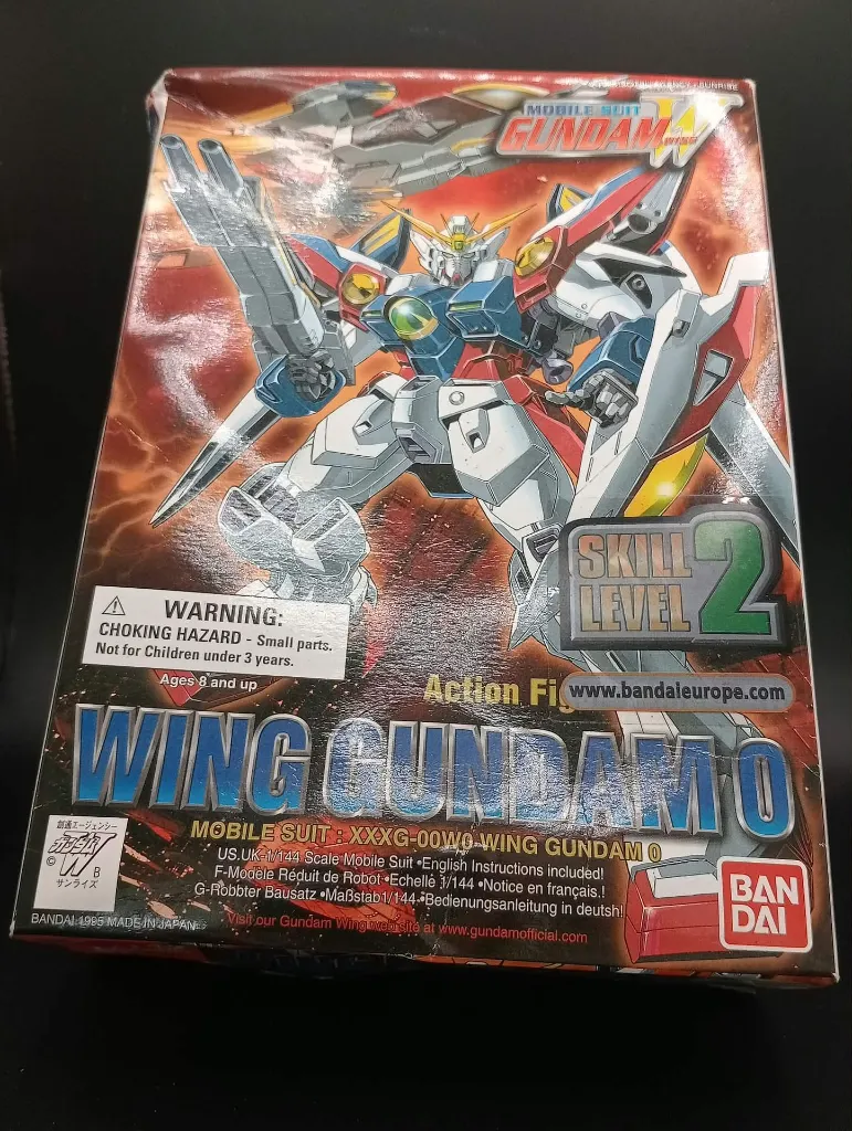 Wing Gundam Zero XXXG-00W0 Bandai 1995 – maquette 1/144 montée complète – Twin Buster Rifle et ailes présents – boîte d’origine fortement abîmée
