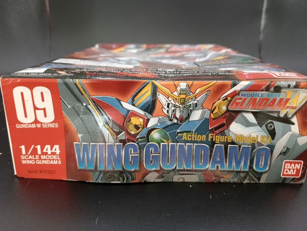 Wing Gundam Zero XXXG-00W0 Bandai 1995 – maquette 1/144 montée complète – Twin Buster Rifle et ailes présents – boîte d’origine fortement abîmée
