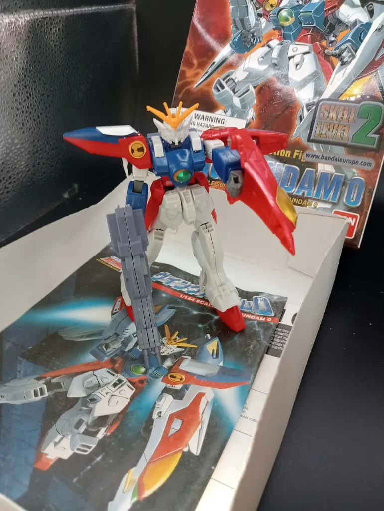 Wing Gundam Zero XXXG-00W0 Bandai 1995 – maquette 1/144 montée complète – Twin Buster Rifle et ailes présents – boîte d’origine fortement abîmée