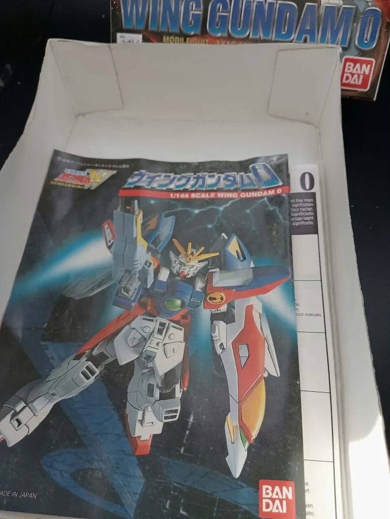 Wing Gundam Zero XXXG-00W0 Bandai 1995 – maquette 1/144 montée complète – Twin Buster Rifle et ailes présents – boîte d’origine fortement abîmée