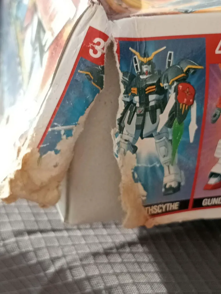 Wing Gundam Zero XXXG-00W0 Bandai 1995 – maquette 1/144 montée complète – Twin Buster Rifle et ailes présents – boîte d’origine fortement abîmée