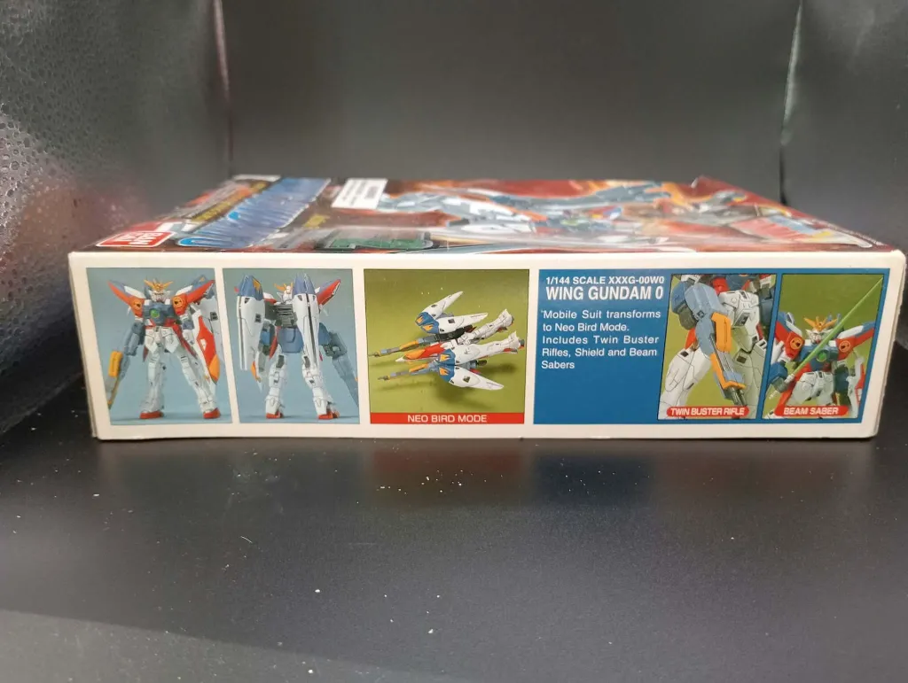 Wing Gundam Zero XXXG-00W0 Bandai 1995 – maquette 1/144 montée complète – Twin Buster Rifle et ailes présents – boîte d’origine fortement abîmée