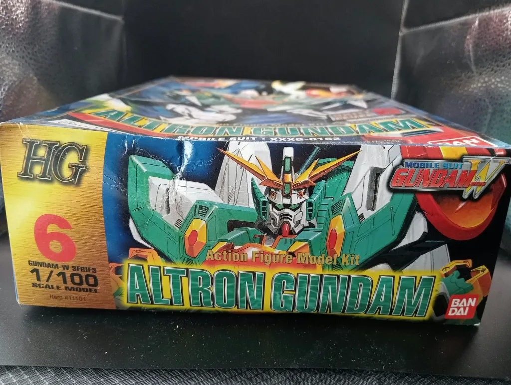 Altron Gundam XXXG-01S2 HG Bandai 1995 à l’échelle 1/100, maquette montée avec trident, bouclier, pièces restantes, boîte et notice d’origine